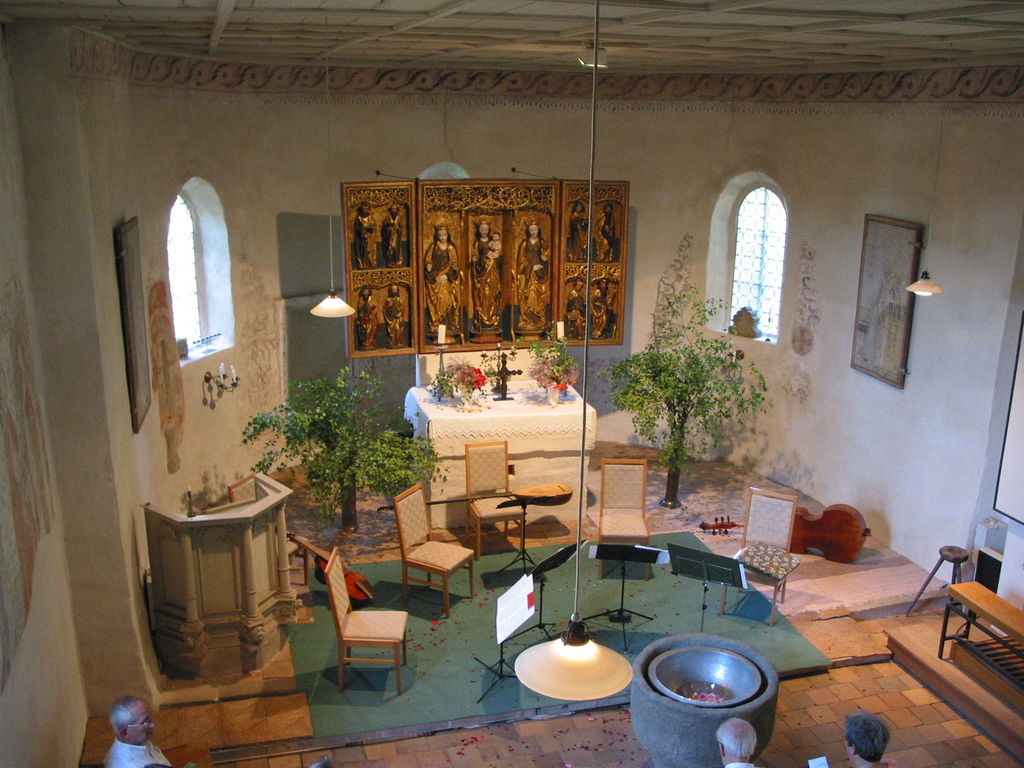Altarbereich der Kirche (in einer Konzertpause)