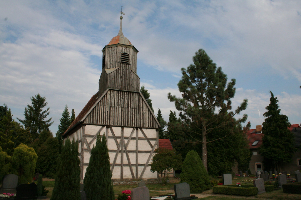 Juli 2014: Friedhof in Kauxdorf mit Saxdorfer Gehölzen