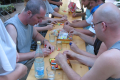 Bambusfest 2003
Auch das Falten von Losen gehört zu den Aufgaben der zahlreichen ehrenamtlichen Helfer ohne die das Bambusfest undenkbar wäre.