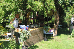 Bambusfest:
Verkaufstände versteckt im Grünen