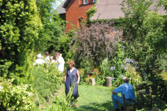 Bambusfest:
Besucher überall im Garten
