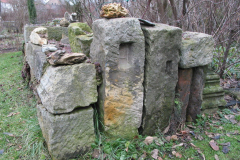 Aus alten Sandsteinen, die aus dem Bauschutt der umliegenden Dörfer zusammengetragen worden entstand eine Trockenmauer.