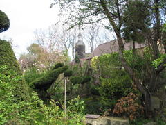 Blick aus dem Garten auf die Kirche