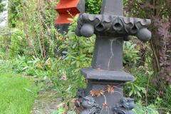 Holzskulptur und altes Eisenkreuz