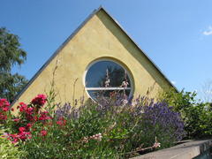 Begrüntes Dach der Galerie: Rosen + Lavendel