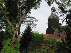 Durchblick zur Kirche