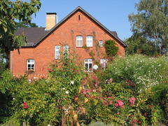 Begrüntes Dach der Galerie: Blick zum Pfarrhaus