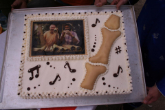 Bambusfest:
Festtorte 2006 (rechts ist nicht etwa ein Knochen, sondern ein Bambusrohr zu sehen)