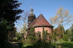 Blick zur Kirche mit blühenden Gehölzen