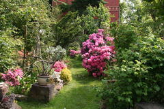 Gartenidyll mit Rhododendren und Azaleen