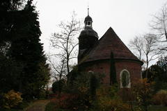Kirche und Friedhof im Spätherbst