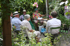 Rosenfest 2011: Alles Schart sich um Hanspeter Bethke, der immer unterhaltsame Geschichten und unendlich viel Gartenwissen parat hat.