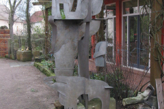 Metallskulptur im Hof vor der Galerie