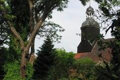 Durchblick zur Kirche